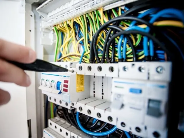 Szakember BMS-panel diagnosztikai vizsgálatot végez